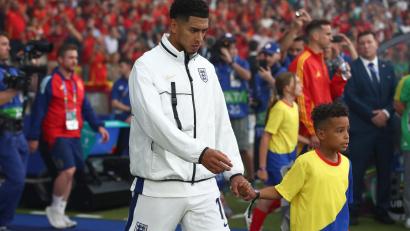 Bild: Foto Huebner
Doppeltes Glück für den kleinen Aiden: Beim Fußball-EM-Finale durfte er Einlaufkind sein und sein großes Vorbild, Jude Bellingham, ins Stadion begleiten.