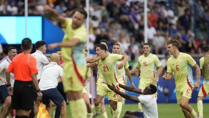 Bild: Francisco Seco/AP/dpa
Spaniens Fußball bejubeln das Tor in der 100. Minute.