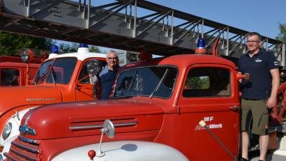 Bild: pz
Michael Fortelny (rechts) zusammen mit Dr. Wolfgang Fortelny auf einem der Feuerwehr-Oldtimer auf dem familieneigenen Freizeitstück am Rande Waldsassens. Im März hatte der Sohn vom Vater den Posten als Vorsitzender des Feuerwehrvereins übernommen.