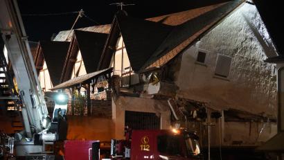 Bild: Florian Blaes/dpa
Eine Frau wurde aus den Trümmern gerettet.