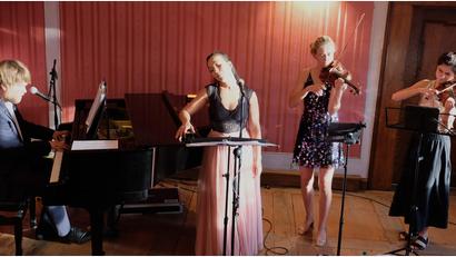 Bild: do
Pop und Klassik können miteinander. Die Band "Blaurosa" bricht in Speinshart mit starren klassischen Musik-Strukturen und spielt mit poetischen Texten über Liebe, Zeit und Trennung.