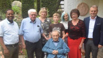 Bild: fz
Seit 50 Jahren sind Ingrid (Zweite von rechts) und Manfred Riebl (Zweiter von links) glücklich verheiratet.