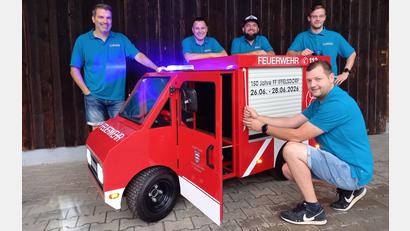 Bild: bl
Feuerwehr-Vorsitzender Michael Kiener, Stellvertreter und Festleiter Christian Kalb, Stefan Kiener und Thomas Schreier (von links) sowie Johannes Kiener (im Vordergrund) haben sich fürs Jubiläum ein ganz besonderes Fahrzeug einfallen lassen.