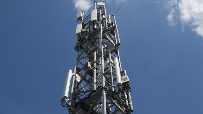 Symbolbild: Christoph Dernbach/dpa
Ein Mobilfunkmast – hier ein Symbolbild – soll bei Pfaffenreuth errichtet werden. Verbunden ist damit in der Gemeinde die Hoffnung, dass das dortige Funkloch gestopft wird.