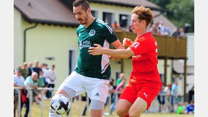 Archivbild: Schrems
Marco Kießling (links, in einem Spiel gegen den Baiersdorfer SV) erzielte beim 2:0-Sieg in Nürnberg-Buch beide Mitterteicher Tore.