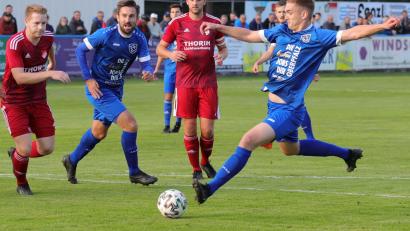 Bild: war
Die Spiele des SV Etzenricht gegen die SpVgg Pfreimd waren in der Vergangenheit immer hart umkämpft. Auf dem Bild aus dem vergangenen Jahr erzielt Mirko Griesbeck (rechts) einen Treffer für die Etzenrichter.