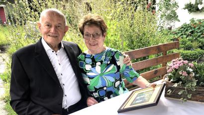 Bild: wro
Auch am Jubeltag fanden Erna und Engelbert Weis aus Pirk Zeit, um in Erinnerungen zu schwelgen. Gerne sehen sie sich alte Familienfotos an.