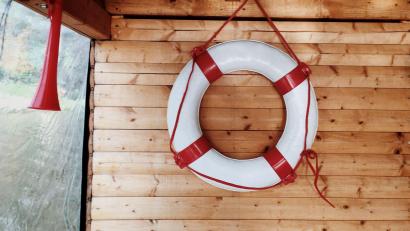 Symbolbild: Zacharie Scheurer/dpa
Ob Hausboot oder Segelschiff, Sicherheit geht vor: Die richtige Versicherung kann vor hohen Kosten schützen.