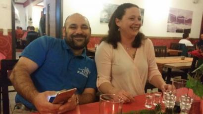 Bild: Sabrina Aures/exb
Ein Bild aus guten Zeiten: Das Ehepaar Markus und Sabrina Aures gut gelaunt in einem Restaurant.