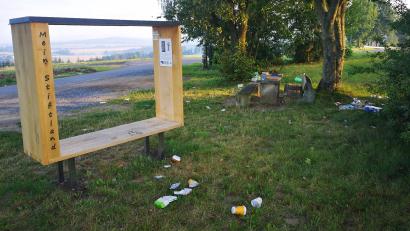Bild: lnz
Mit Müll übersät war am frühen Freitagmorgen, 9. August, die Grünanlage am Parkplatz an der Kreisstraße TIR40 bei Leonberg. Der Bereich ist wegen des herrlichen Ausblicks sehr beliebt, aufgestellt wurde deshalb ein Fotorahmen aus Holz.