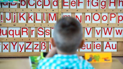 Symbolbild: Arno Burgi/ZB/dpa/Symbolbild
Bevor sie eingeschult werden, sollen Kinder in Bayern künftig auf ihre Sprachkompetenz getestet werden.