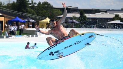 Bild: Felix Hörhager/dpa
Olympionike Leon Glatzer im neuen Surfpark