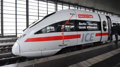 Bild: picture alliance / Martin Schutt/dpa-Zentralbild/dpa
Fahrgäste in ICEs auf der Strecke München-Berlin müssen sich weiter auf Verspätungen und Halte-Ausfälle einstellen.. (Archivbild)