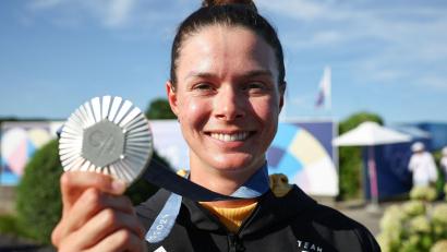 Bild: Jan Woitas/dpa
Präsentiert stolz ihre Silbermedaille: Golferin Esther Henseleit.