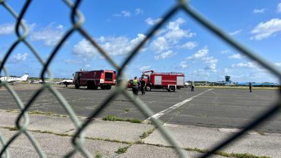Bild: Lea Sarah Albert/dpa
Auf dem Flughafen Sylt haben sich zwei Klima-Demonstratinnen der Letzten Generation kurzzeitig auf dem Rollfeld festgeklebt.