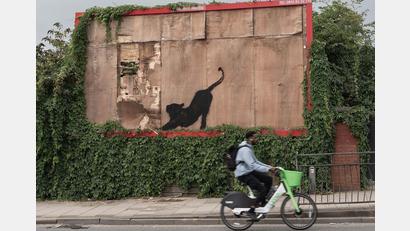 Bild: -/Banksy/PA Wire/dpa
Mit seiner Bilder-Reihe will Banksy wohl die Menschen aufmuntern.