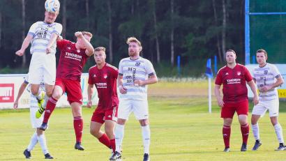 Bild: war
Lufthoheit für Martin Pasieka: Zwei seiner drei Tore beim 6:0 gegen Pfreimd erzielte der Etzenrichter Goalgetter per Kopf.