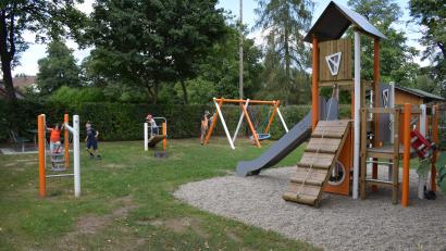 Bild: bnr
Der neugestaltete Spielplatz lässt die Kinderherzen höher schlagen. Gleich nach der Einweihung werden die Spielgeräte in Beschlag genommen.