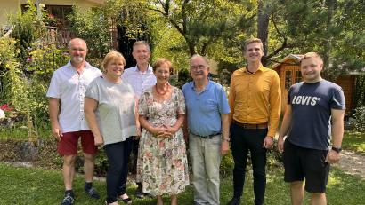 Bild: Regina Kießling/exb
Dem Geburtstagskind (Mitte) gratulierten (von links): Siegfried Scharf und Christine Ebert (beide Kolpingsfamilie), Bürgermeister Albert Geitner, Ehefrau Josefine, Martin Fleischmann (CSU) und Enkel Stefan Götz.-