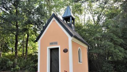 Bild: rgr
Das "Alte Kircherl" in der jetzigen Form. Vor 200 Jahren wurde eine Maria-Hilf-Kapelle gebaut und 1976 erfolgte dieser Neuaufbau etwa 50 Meter südlich vom alten Standort statt.