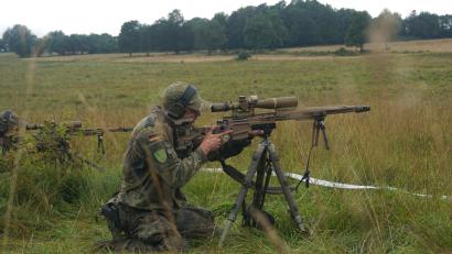 Bild: jut
Zwei deutsche Bundeswehr-Soldaten schießen auf bewegliche Ziele in rund 350 Meter Entfernung. Auf dem Truppenübungsplatz Hohenfels messen sich Scharfschützen von 19 verschiedenen Ländern.