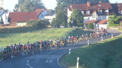 Bild: fz
Glockenschlag 7 Uhr und Startschuss. Die ersten Radlerinnen und Radler von insgesamt 1197 verlassen Pirk bei angenehmen 15 Grad.
