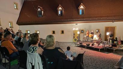 Bild: Völkl
Der Spitalhof bietet beim Nabburger Kultursommer ein schönes Ambiente. Viele Zuhörer genießen den Abend bei Songs von "Ollie und die Blinden".