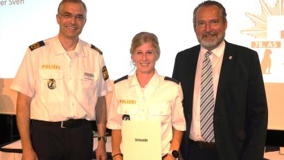Bild: Hirsch
Polizeipräsident Michael Dibowski (links) und Bürgermeister Frank Zeitler (rechts) zeichnen Carina Prey (Mitte) für ihre sportlichen Leistungen während der Polizeiausbildung aus.