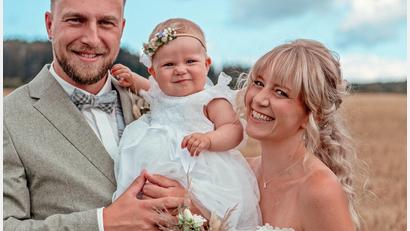 Bild: Lucienne Lorenz/@lucielorenz_photography
Großer Tag für die Familie Melzner. Im Rahmen der Feierlichkeiten erhielt auch Töchterchen Clara das Sakrament der Taufe.