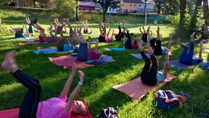 Bild: hka
Bewegung für Körper und Geist: Das Thema des Yoga-Kurses im ehemaligen Sulzbacher Stadtbad lautet an diesem Abend „Flow Yoga für eine stabile Körpermitte“. Es sind Neulinge dabei, aber auch Teilnehmer mit Yoga-Erfahrung. Unter rund 20 Frauen war jedoch nur ein Mann.