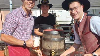 Bild: u
Beim 48. Marktplatzfest bewies LTC David Ryan (links) unter den Augen von Schlossbrauerei-Chef Sebastian Dorfner (rechts) und Musikzugvorstand Maximilian Stein (Mitte) ein sicheres Händchen beim Anzapfen des erstes Festbierfasses.