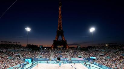 Bild: Marcus Brandt
Beeindruckende Bilder gab es in den vergangegnn zwei Wochen aus Paris: Hier thront der Eiffelturm über dem Stadion der Beach-Volleyballer.