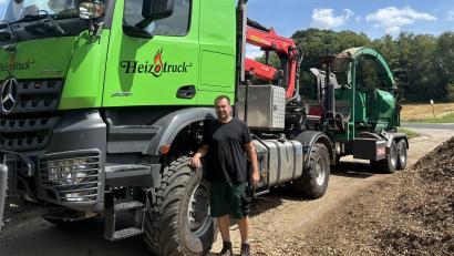 Bild: ge
Walter Hartmann und sein mächtiger Heiz-o-truck samt dem Häcksler.