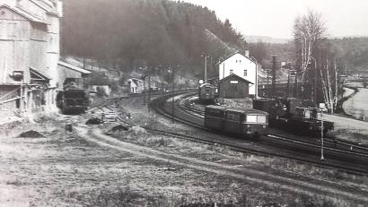 Archivbild: Dr. Christian Arbeiter/exb
Schon Anfang der 1970er-Jahre zeichnete sich der Niedergang ab: Hier verlässt ein Schienenbus der Bau-Reihe 795/995 den Bahnhof in Richtung Mitterteich, das Bahngelände hatte wegen der Verladungen eine erhebliche Ausdehnung.