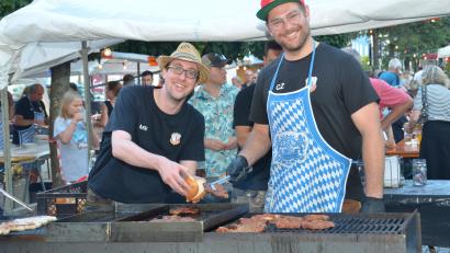 Bild: dob
Selbst am heißen Grill haben die SpVgg-Fußballer Spaß.