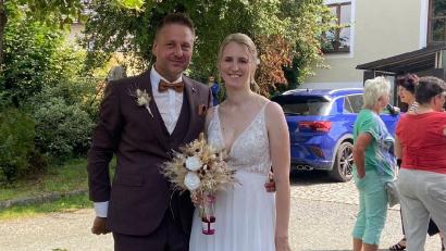 Bild: edo
Vor 200 Gästen gaben sich Nadine und Tobias Henfling in Schlammersdorf das Ja- Wort. 
Anschließend wurde in Oberbibrach bis in die Morgenstunden gefeiert.