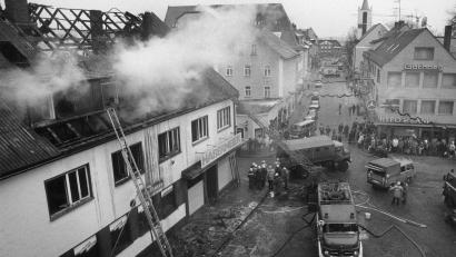 Archivbild: Gerhard Götz/dpa
Löscharbeiten der Feuerwehr am 17.12.1988 an einem Haus in Schwandorf Oberpfalz. Der 17. Dezember 1988 ist ein schwarzer Tag in der Geschichte der oberpfälzischen Stadt Schwandorf. Ein Neonazi verübte damals einen Brandanschlag, vier Menschen starben.