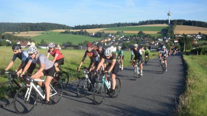 Bild: fz
Die Pirker Grenzerfahrung fordert die Radsport-Fans: Bereits in Letzau geht es ans Eingemachte für die Langfahrer.