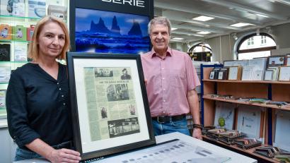 Bild: Stephan Huber
Conny Klein (links) und Manfred Bock (rechts) von Foto Frey in Amberg haben sich eine Zeitungsseite aufgehoben und gerahmt, auf der 2017 von der Historie des Fotofachgeschäftes berichtet wurde.