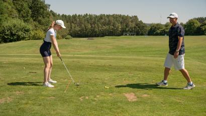 Bild: Marina Gube
Golf-Trainer Greg Tennant erklärt Praktikantin Katharina Graf den Golf-Abschlag.
