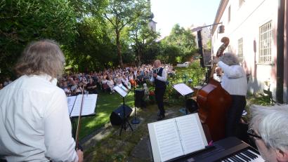 Bild: bey
Der Auftritt von Peter Wittmann und den "Ballhouse Boys" bei den Wurzer Sommerkonzerten am Sonntagnachmittag war bestens besucht.