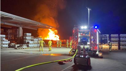 Bild: Feuerwehr/exb
Auf dem Gelände eines Unternehmens standen in der Nacht zum Montag Abfallcontainer und Paletten in Flammen.