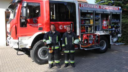 Bild: kro
Kommandant Martin Reißnecker und sein Stellvertreter Manuel Kraus (rechts) präsentieren das neue Feuerwehrauto Magirus LF 10 der Poppenreuther Wehr .