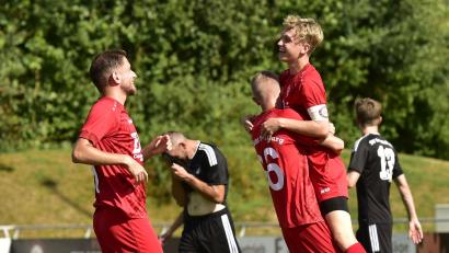 Bild: ham
Finn Grünauer (Zweiter von rechts) ließ sich vier Mal von seinen Teamkollegen herzen. Er schoss alle Treffer des TV Nabburg beim klaren 4:0-Sieg gegen den SV Kemnath am Buchberg.