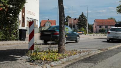 Bild: Wolfgang Steinbacher
Nirgendwo sonst in Sulzbach-Rosenberg hat der Zweckverband bei seinen Kontrollen bislang mehr Geschwindigkeitsverstöße von Autofahrern festgestellt als in der Kettelerstraße. Und das, obwohl hier bereits mit Baken und Straßenverengungen versucht wird, Autofahrer zum langsameren Fahren zu animieren – offenbar vergeblich.