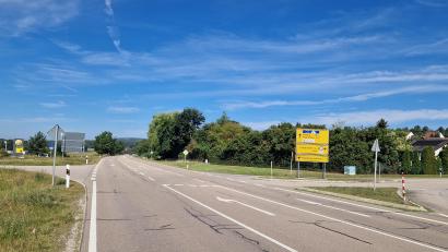 Bild: mab
Im ersten Bauabschnitt wird die Straße zwischen dem Wohlfester Weg und der Einfahrt zum Gewerbegebiet "Buchtal" erneuert.