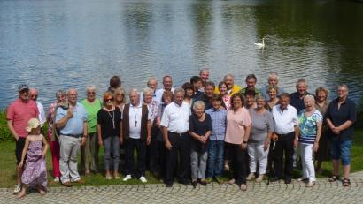 Bild: bk
Ein Erinnerungsfoto am Beckenweiher. Helmut Fastner (vorne, Mitte, weißes Hemd) mit Ehefrau Barbara und Tochter Andrea mit Familie sowie weiteren Gratulanten.