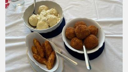 Bild: Gerhard Scheuenstuhl
Aprikosenknödel mit Reibquark. Aus dem restlichen Kartoffelteig formt die Köchin "Stoppala".
