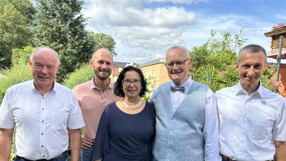 Bild: Elisa Romfeld
Zur Goldenen Hochzeit von Karin und Rolf Klette (Mitte) gratuliert auch Bürgermeister Roland Strehl (links). Die beiden Söhne Manuel und Alexander führen den gleichnamigen Getränkefachhandel weiter.