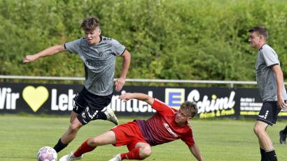 Bild: Hubert Ziegler
Michael Rumpler (links, hier im Zweikampf mit dem Hirschauer Jannik Meier (rechts) erzielte den goldenen Treffer für die Sportfreunde Ursulapoppenricht.